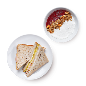 Фото Творожный десерт с гранолой и клубничным конфитюром, сэндвич с ветчиной и сыром Freshclub